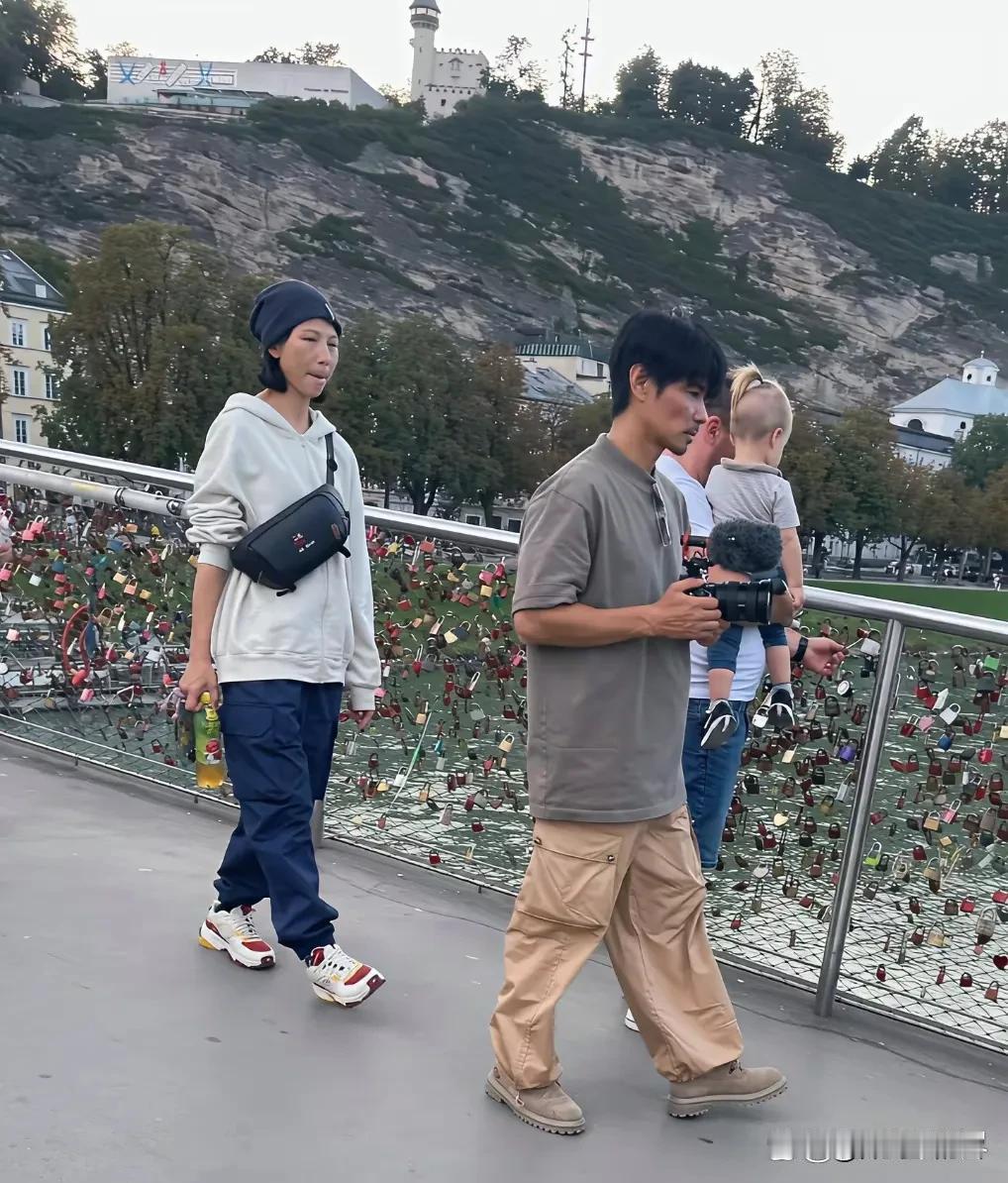 网友眼中最真实的镜头：蔡少芬和丈夫张晋。最近，蔡少芬夫妻在奥地利旅游，二人打