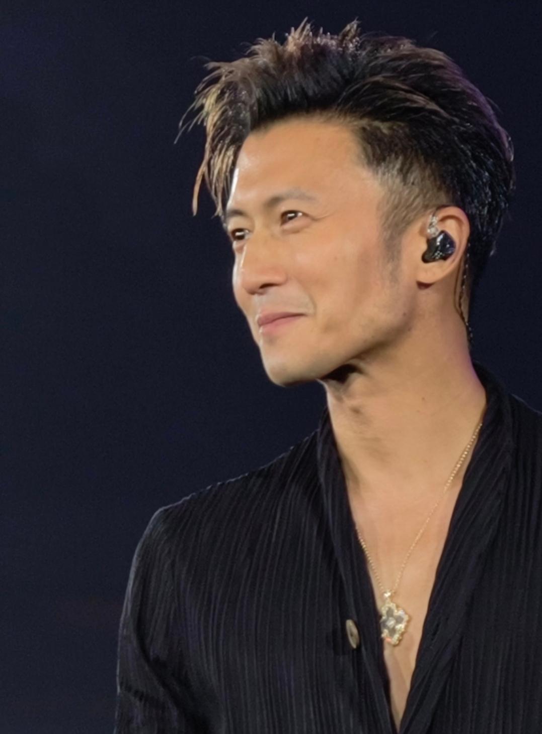 谢贤走后，谢霆锋在青岛开了第一场演唱会。黑色衬衫、黑色牛仔裤，脚踩马丁靴，整个人