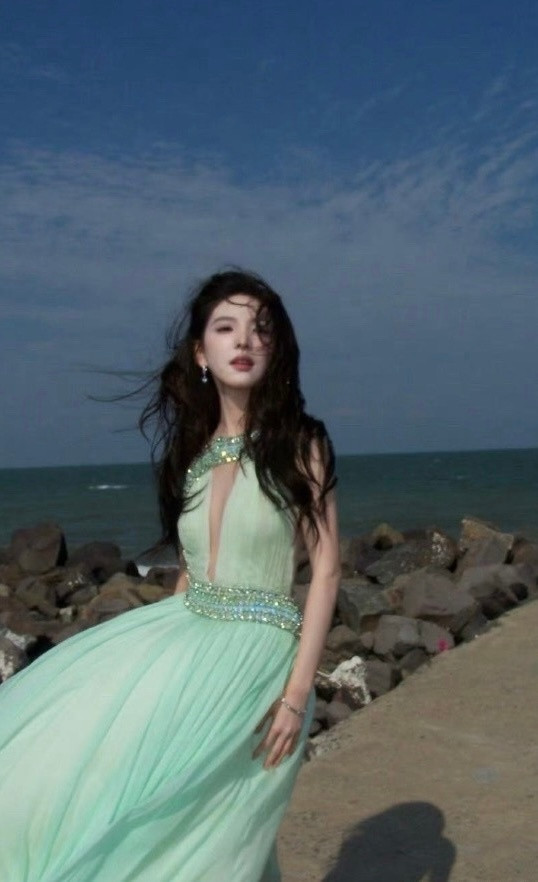 章若楠真是内娱一股清流，终于见着女星穿礼服不瞎改了