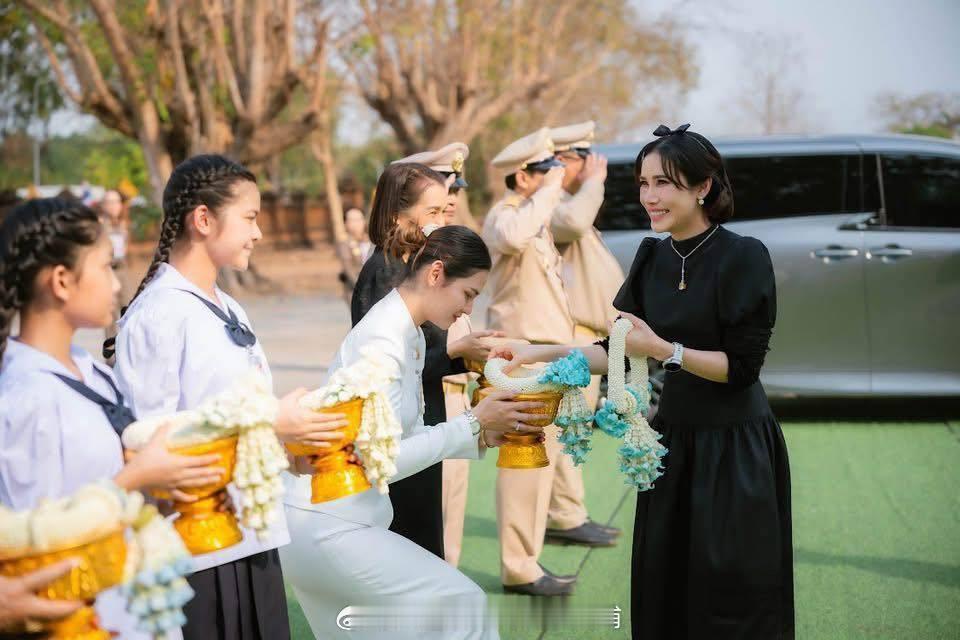 王室王室泰国王室诗妮妠2026年2月14日，诗妮妠访问巴真府的寺庙。