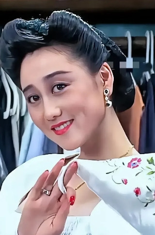 1992年香港颁奖礼，梅艳芳学利智的粤语口音，全场笑翻，利智只能尴尬陪着笑。