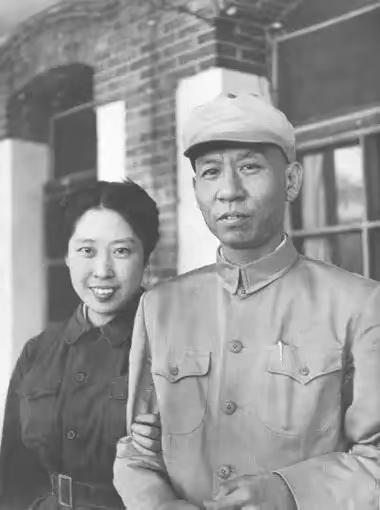 1939年9月，国民党中将郭寄峤拜访徐海东，互相敬礼时，郭寄峤忽然紧紧盯着徐海