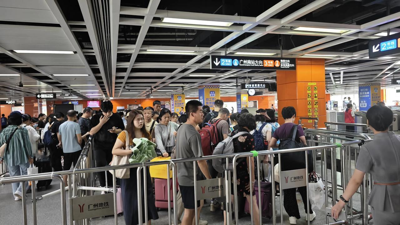 天气原因加上暑运客流的回落，8月开始广州地铁的每日客流量已开始明显下降，8月4-
