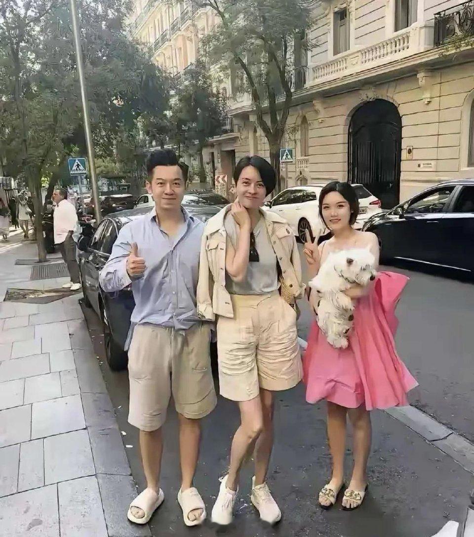 这是哪个香港明星啊？有人认识吗，出门竟然不带保镖​​​