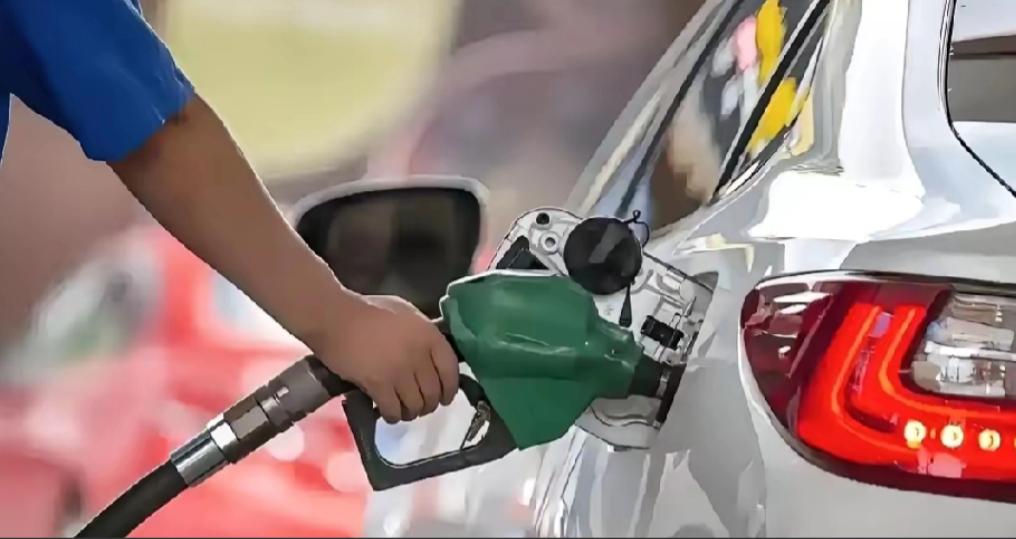 现在欧盟求俄罗斯也没用，俄罗斯决定断汽油了俄罗斯真会挑时候！直接捏住欧盟“七寸”