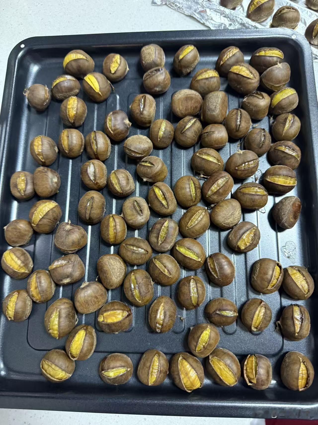 闺女结婚两天了，我天天去她家。昨天去给拿点饮料，又给送去2万元钱，还有一个伴手礼