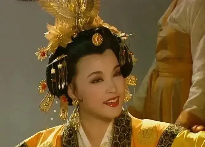 695年，72岁武则天宣薛怀义侍寝。薛怀义沐浴更衣后，小跑去寝宫，他看见武则天侧