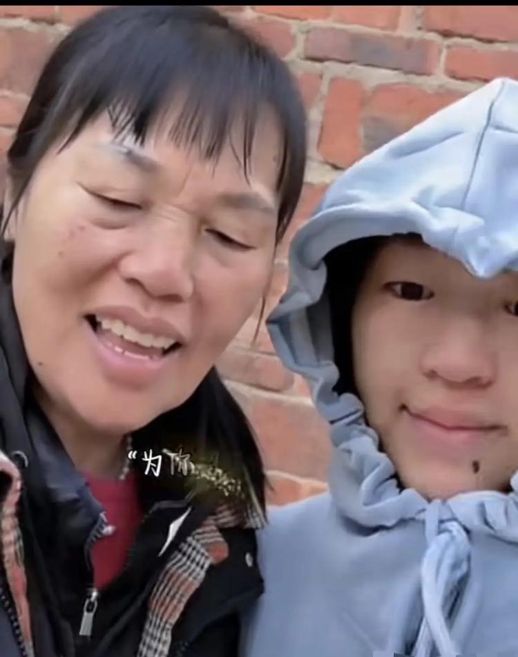 昨晚私下和喜欢跳水的闺蜜聊天，她翻着手机给我看全红婵回老家的合照，叹口气说：“这