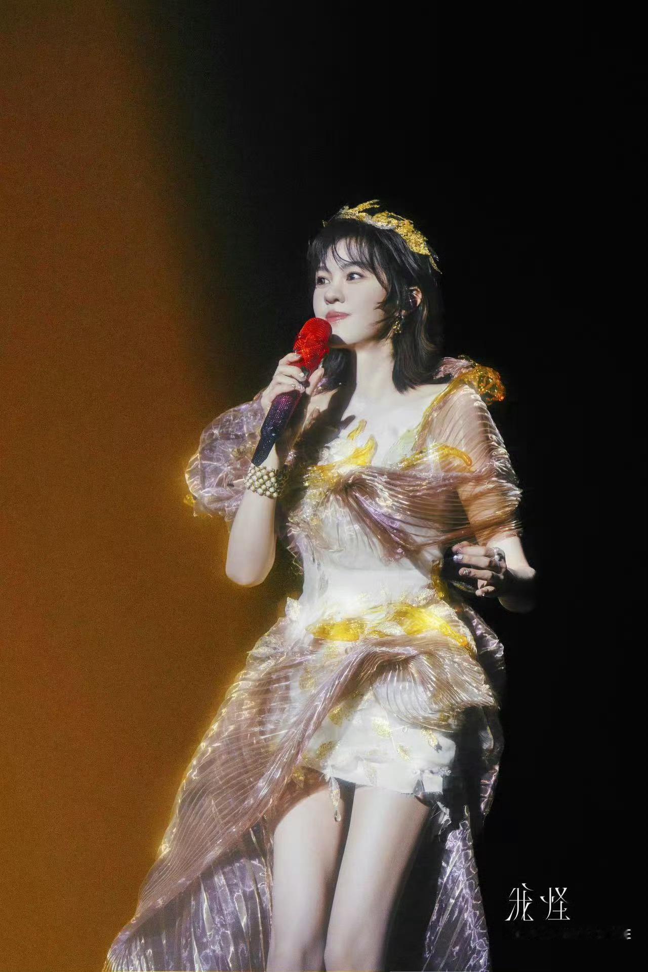 郁可唯演唱会观众喊滚郁可唯和观众也太会整活了！演唱会现场她带节奏“我说厄运你说