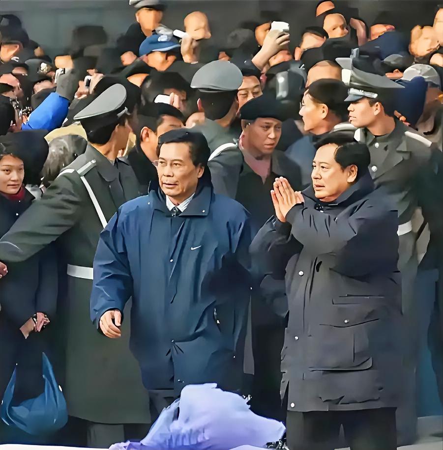 回看2006年马季先生葬礼旧照，看得人心头发酸。现场人山人海，各界人士自发前来