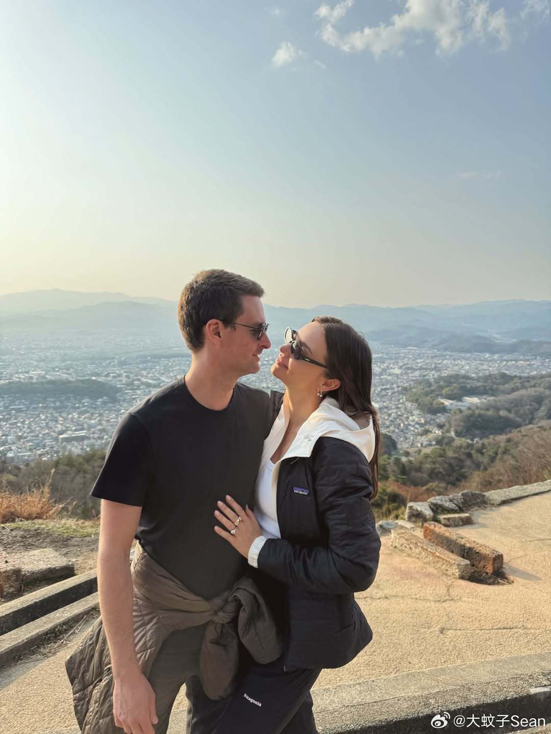 MirandaKerr米兰达可儿晒和老公EvanSpiegel的合影，庆祝两