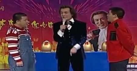 2005年，魏三在春晚舞台上跟李咏、孙小宝表演完《明日之星》。刚到后台，赵本山就