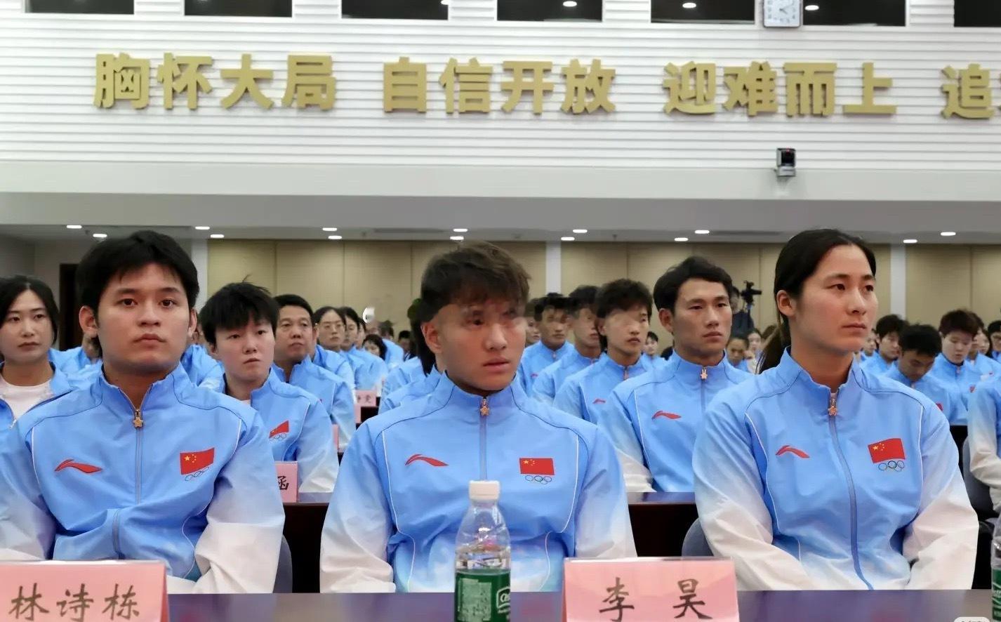 亚运会中国体育代表团总结大会暨冬训动员大会在京召开，中国U23男足球员李昊坐在第