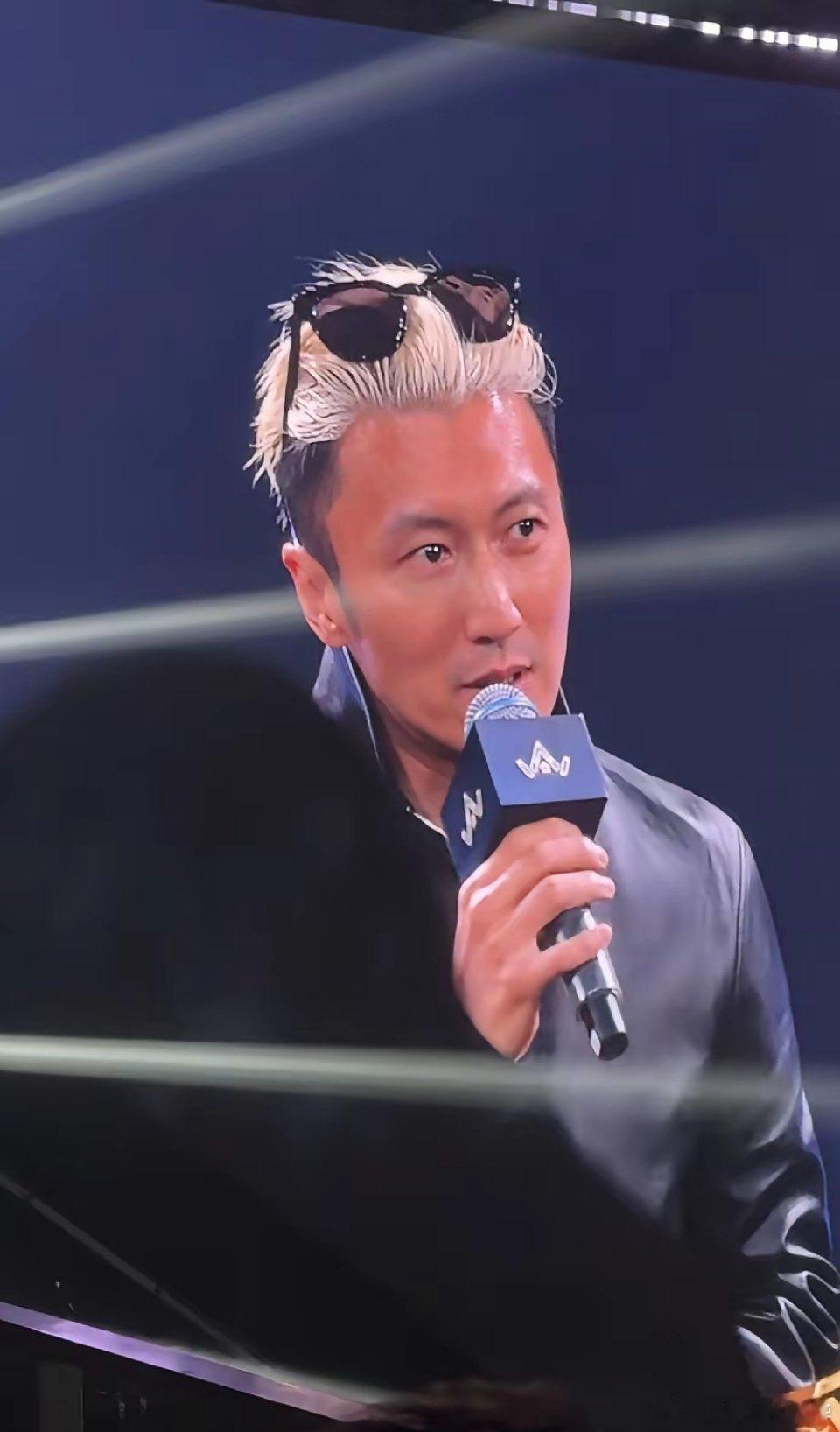 谢霆锋真是老了，颈纹好深!1月31日，谢霆锋现身杭州参加谦寻年会，站在台上发言，