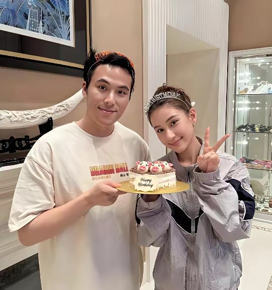 何超莲34岁生日现场太温馨了！三太陈婉珍难得现身，母子三人同框画面让人羡慕。简单