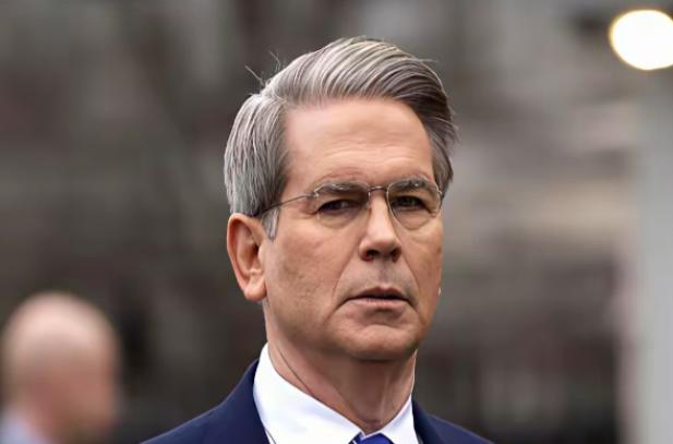 美国财长贝森特最近收到一份结算报告，看完之后整个人坐不住了。报告显示，中国手里那