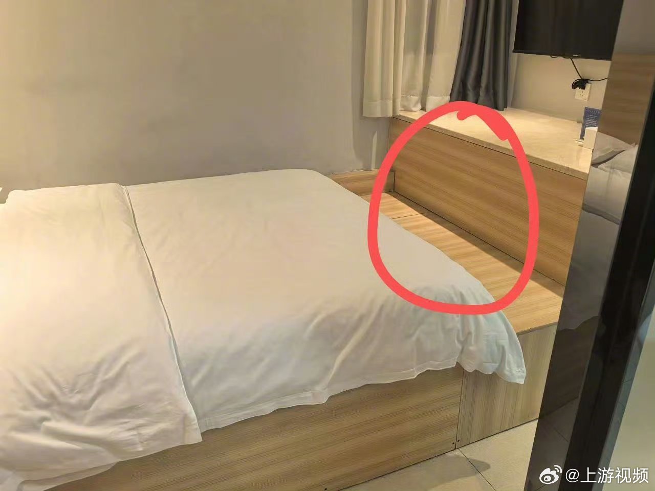 #一丝不挂被开酒店房门女子发声#【消杀员错开武汉一酒店房门，未穿衣女子隐私泄露