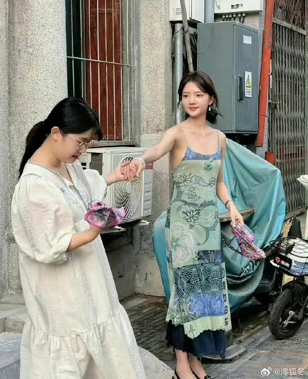 任敏在普通镜头里，也太出众了吧，半点儿不普通！任敏觉得邓超不太舒服