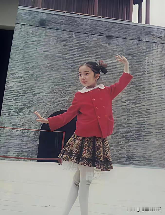 考古到杨幂小时候的照片，小时候的她大眼睛、高鼻梁，皮肤还特别白，妥妥的美人胚子