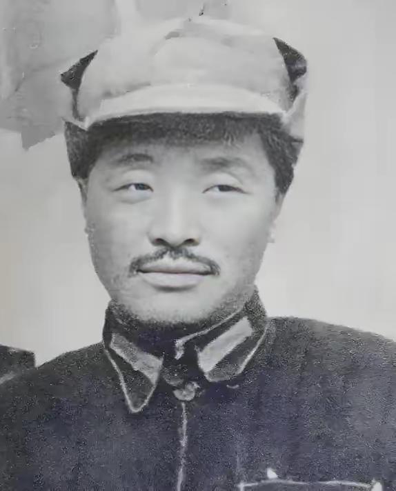 贺龙病重坐轿子行军，军中有叛徒准备趁机谋杀军中有叛徒准备趁机谋杀他，其趁轿夫不在