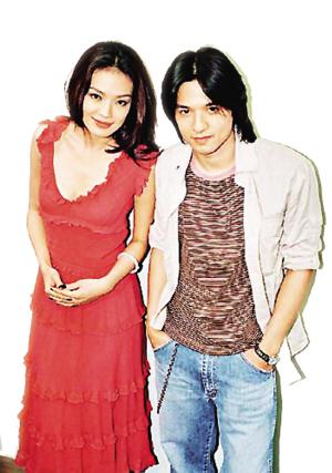 谁都夸冯德伦老婆舒淇漂亮迷人，我看也是，她身上的松弛感满满，这满满的松弛感让她气