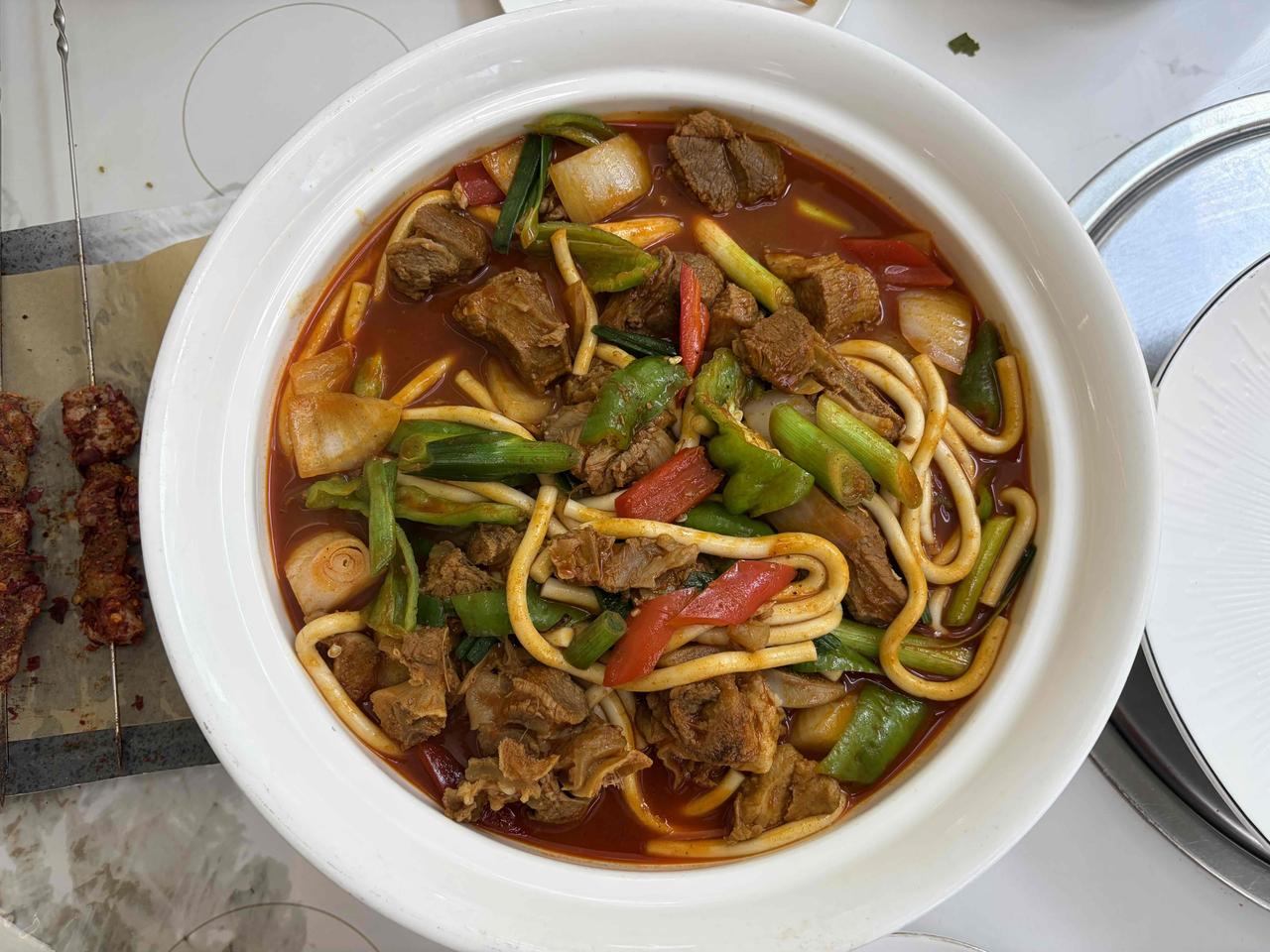 上午逛黄河铁桥、白塔山，中午品尝兰州美食。“小西湖春台手抓”，在兰州中山桥附近