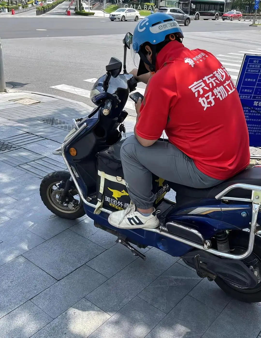 这位小哥，你到底是哪边的人？