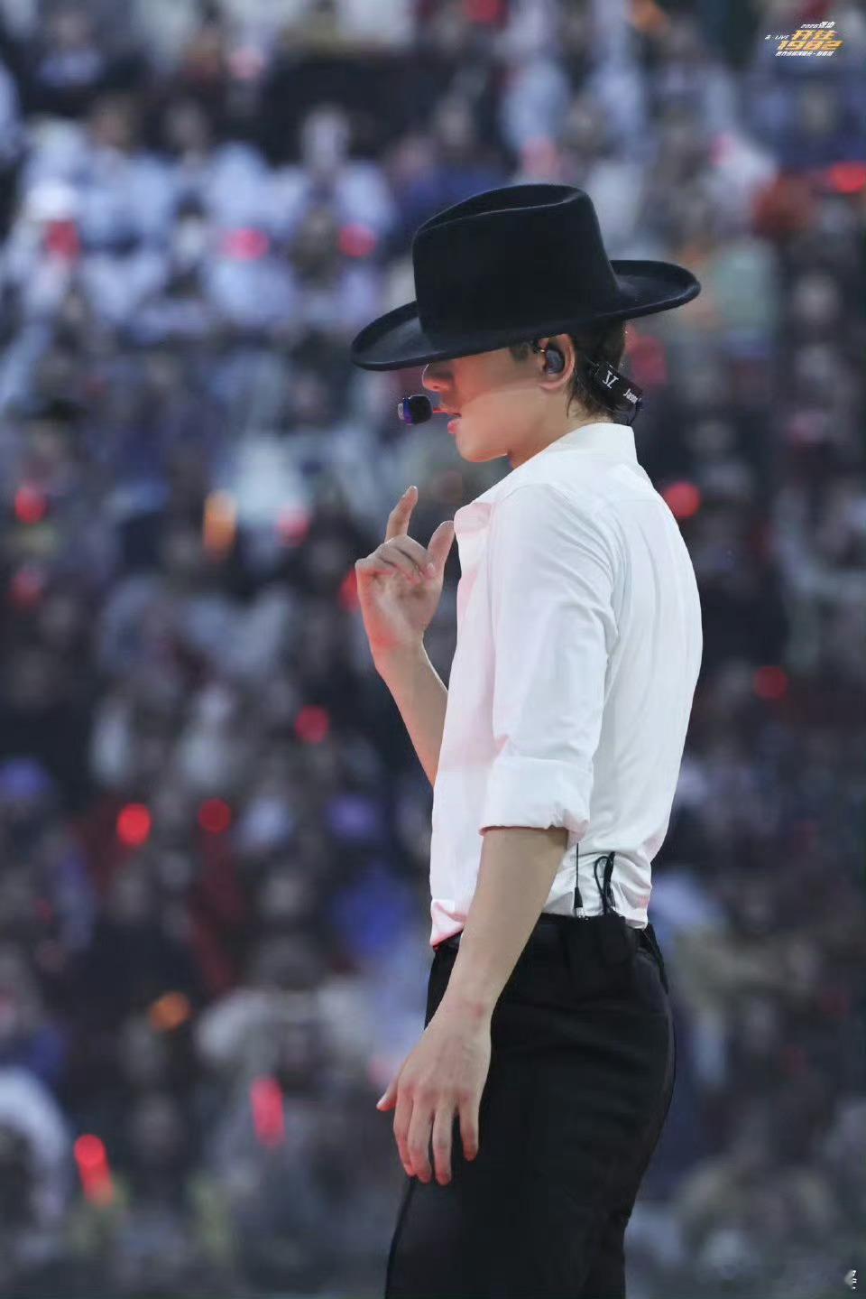 张杰演唱会现场官宣鸟巢嘿，音乐迷们!张杰新春演唱会收官又定鸟巢啦🎉12场不间