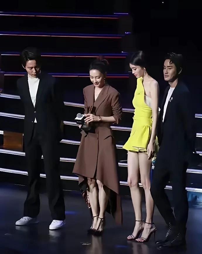 这么很想问这种鞋子穿着不累吗？还是已经习惯了，王丽坤的脚都快弯成90度了