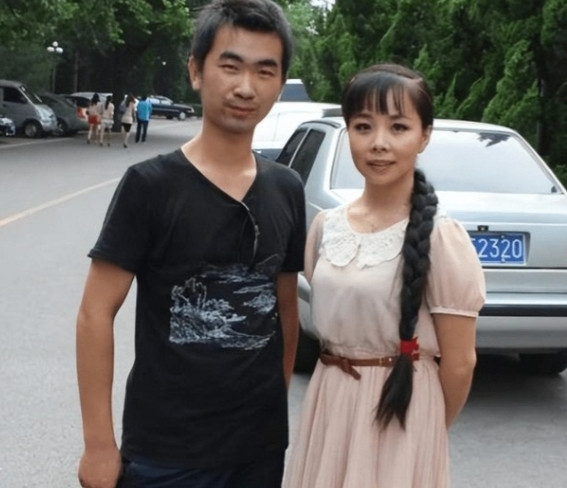 当年，王二妮出名后，男友李飞对她说“二妮，分手吧，咱俩不是同一世界的人了。”可王