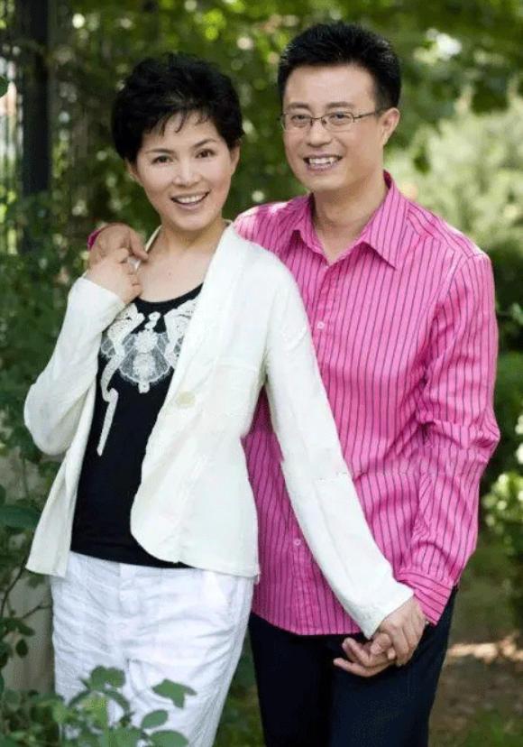 1999年，央视主持人白燕升和周佳刚新婚9个月，周佳突遭六级伤残，瘫痪在床。为了