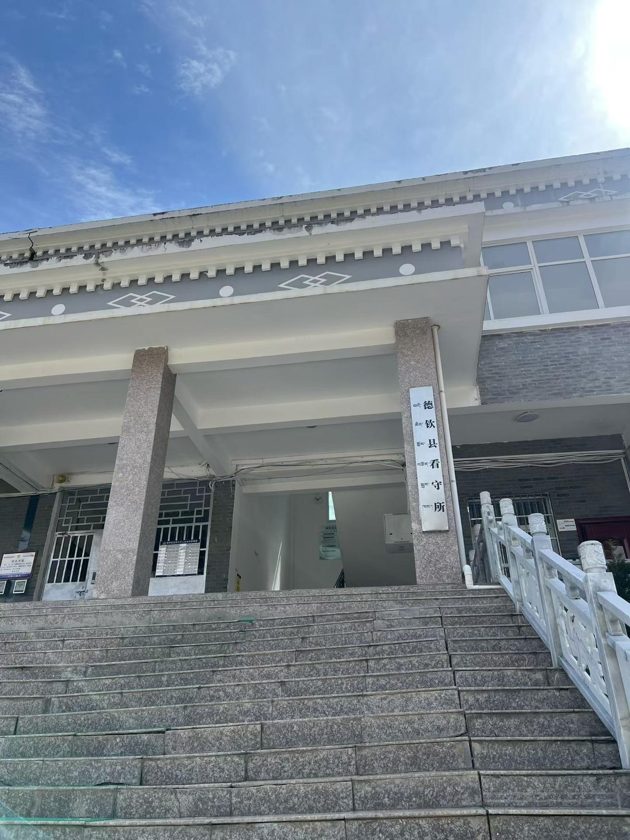 德钦县，一座名副其实的“一线城市”。飞来的寺，梅里雪山乌云罩，半仙半闲夜游中！