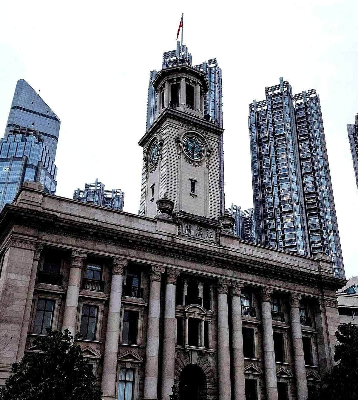 我有一个朋友，买房利用信用卡交了首付款，后来又连续办了好几家银行的信用卡，买车也