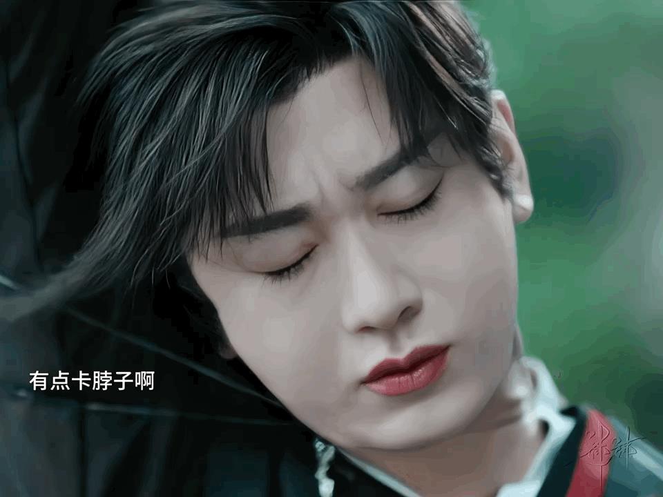 成毅在赴山海里面口齿不清，还不用配音，不看字幕根本不知道在讲啥，而且妆造不知道是
