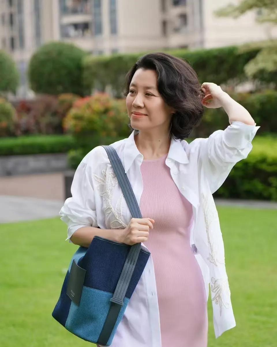 刘琳这状态，是中年姐姐的顶配模板吧🌸粉色针织裙+白衬衫，清爽减龄又高级，