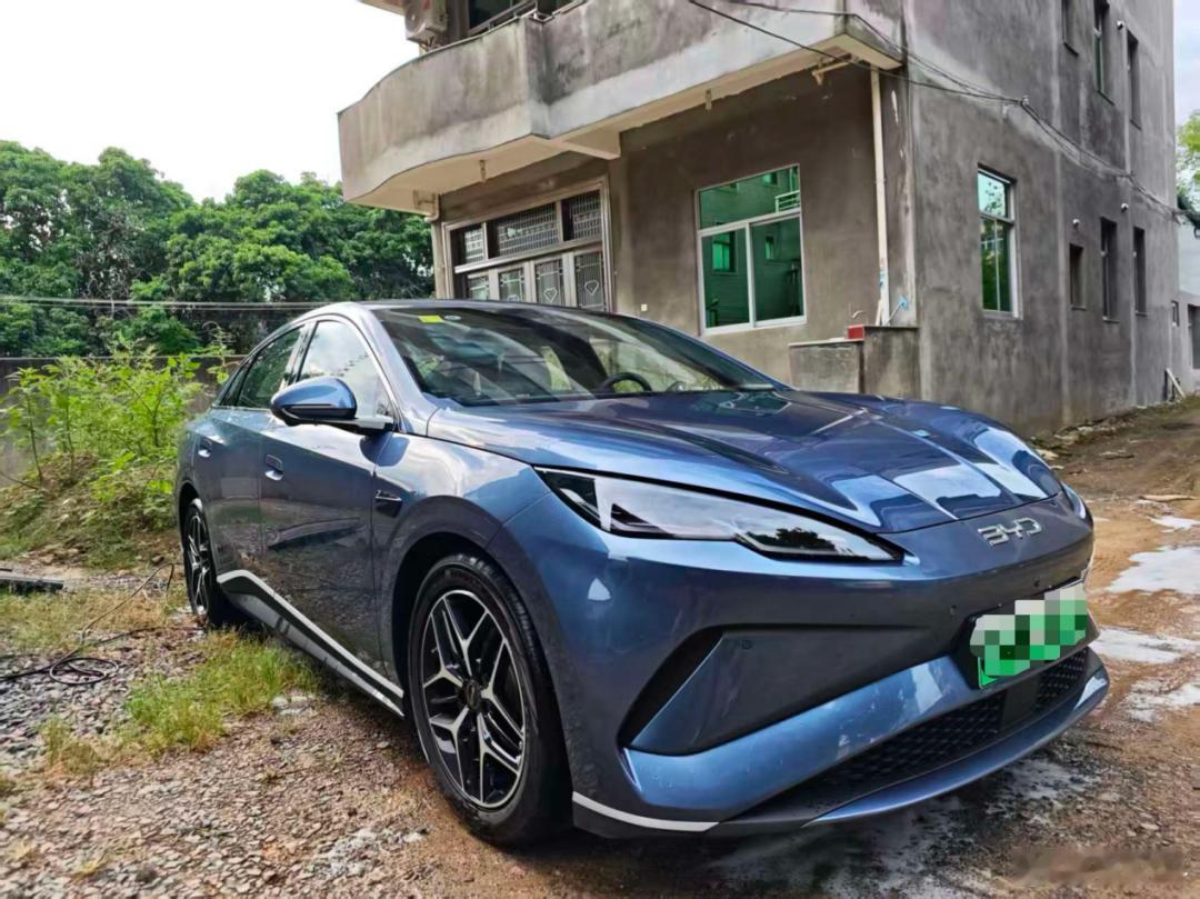 海豹06车主分享：1，车主之前有辆元UP，今年7月份跟一辆网约车发生了碰撞，车辆