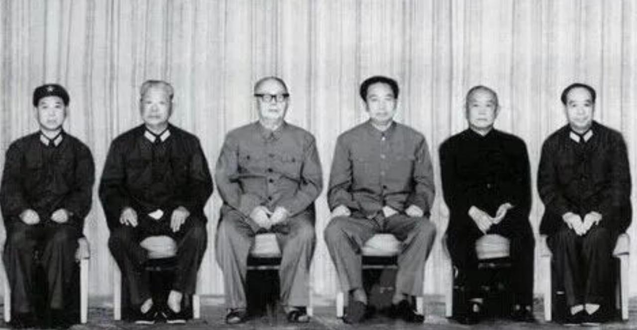 1976年2月，毛主席自感不久于人世，做了两项重要的人事安排。一是华国锋任国务