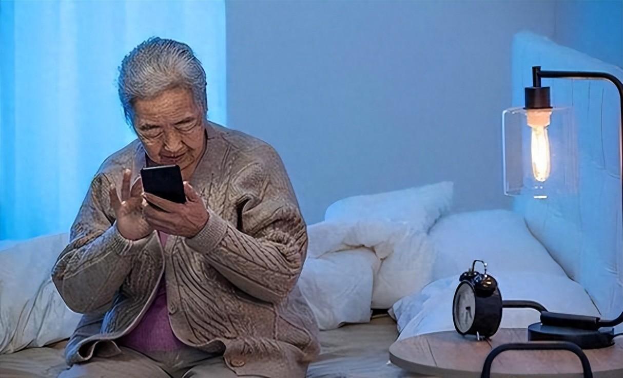 阿尔茨海默病者逐渐增多，医生提醒：50岁后，尽量改掉7个坏习惯阿尔茨海默病病