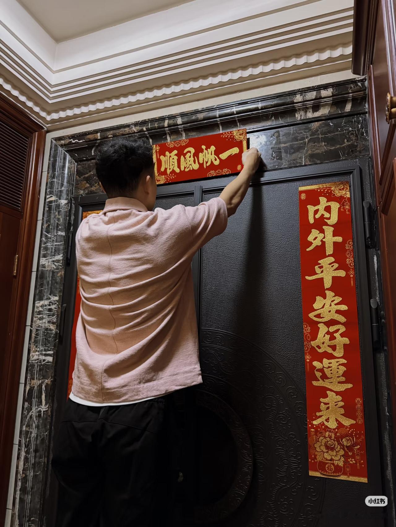 山西男篮当家球星原帅晒出团圆年全家福，妈妈颜值令人眼前一亮，比他老婆还要漂亮！