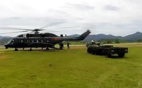 九三阅兵式上，国产直8L大型直升机将担任空中旗手，机体下方悬挂三面写着标语的巨幅