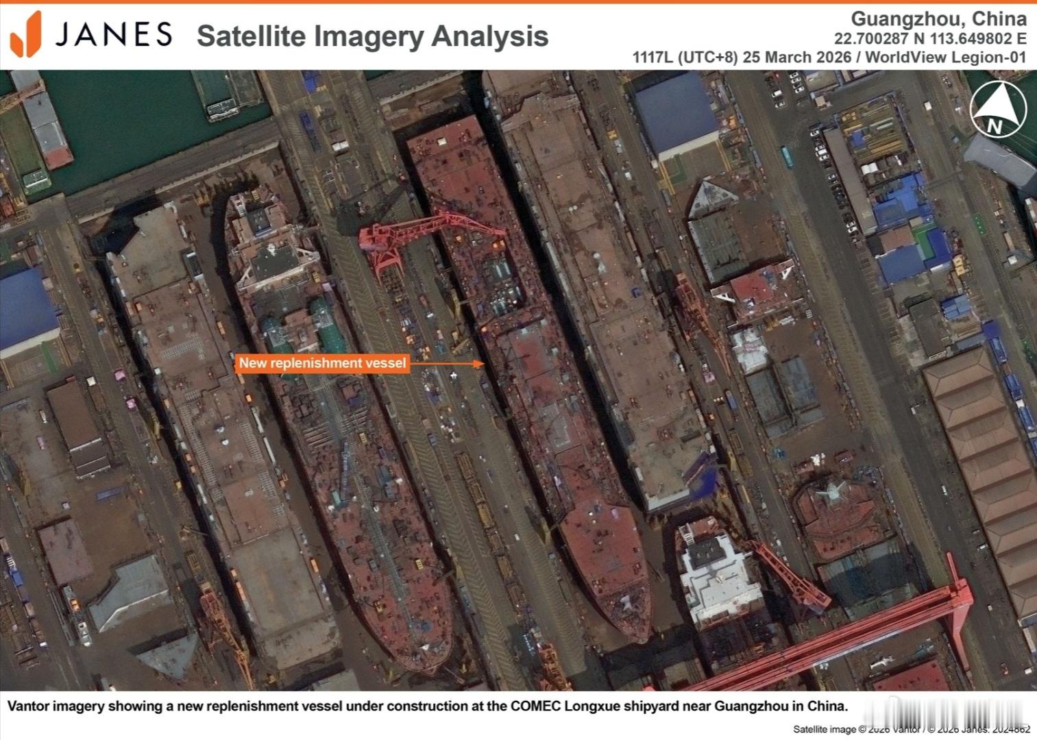 简氏称中国正建造一款大型补给舰。根据与码头长度、门式起重机及附近船体的比例，推测