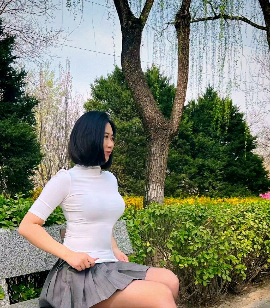 百褶短裙和黑丝也是支棱起来了
