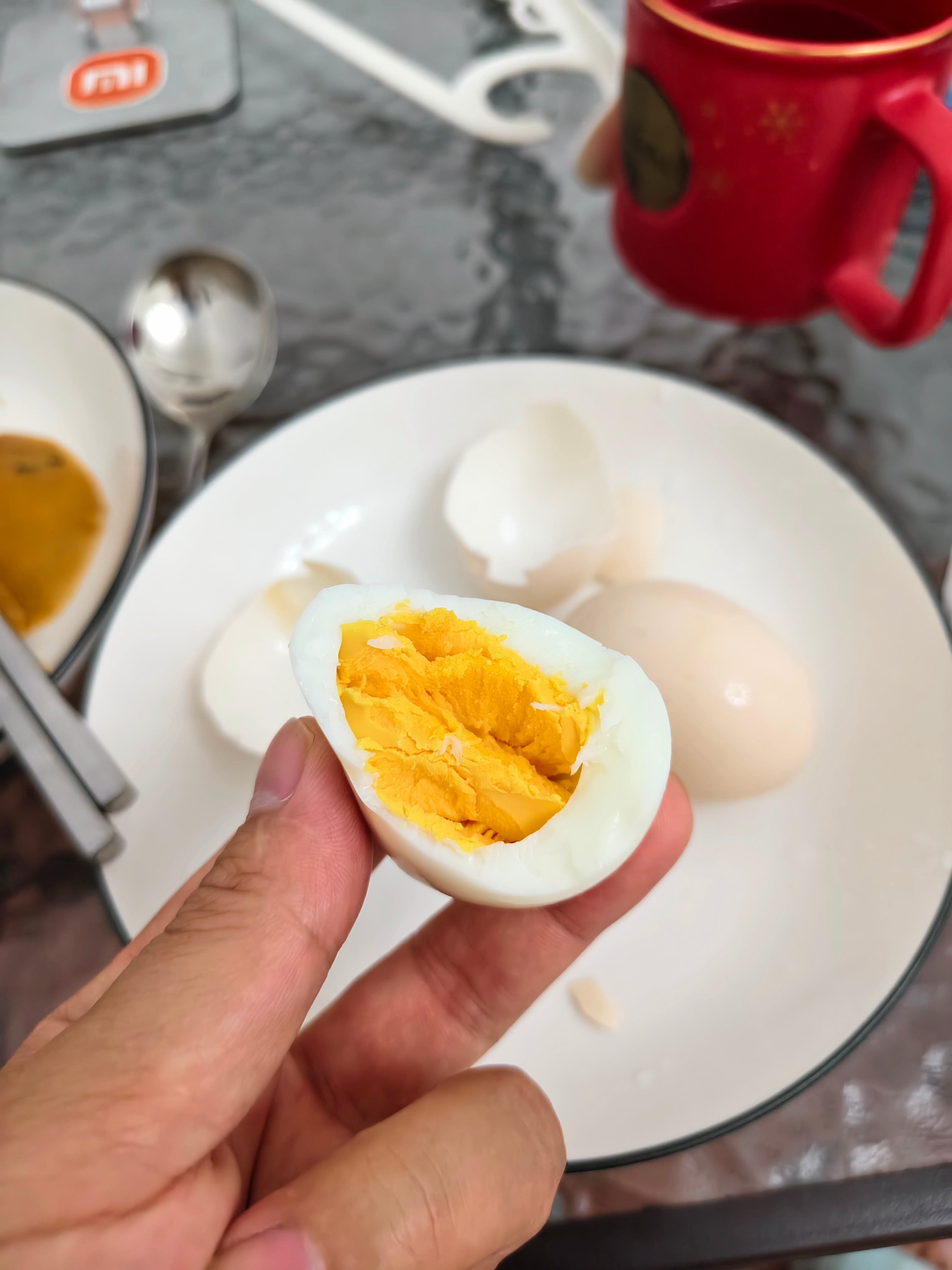 早餐吃个鸡蛋是最适合的，鸡蛋是最健康、最实惠的东西了，论营养全面，鸡蛋100分，