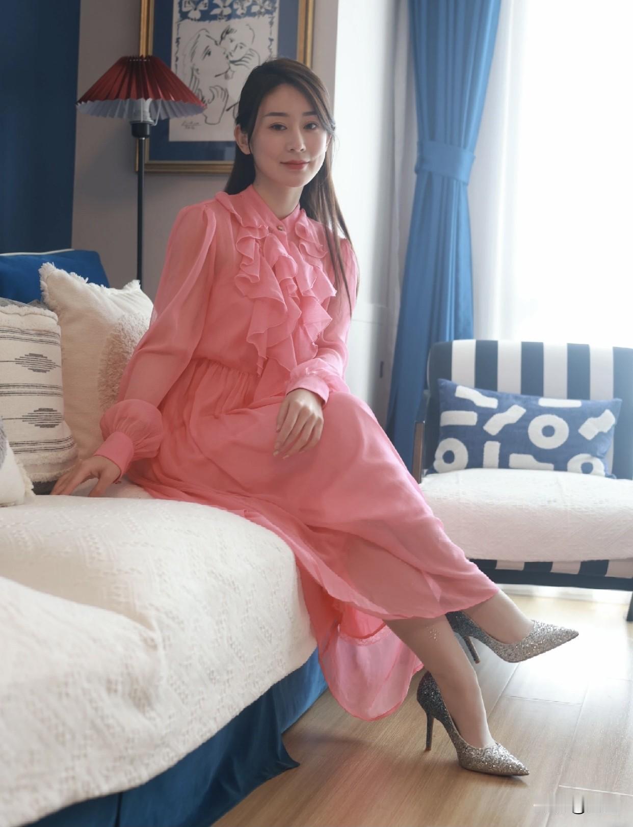 女人,是美貌重要,还是气质重要?仅有美貌缺乏气质，可能会显得空洞。