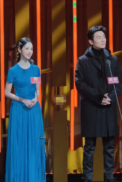 这裙子真是要气质好高挑的才好看，而且衣服看起来材质就很好