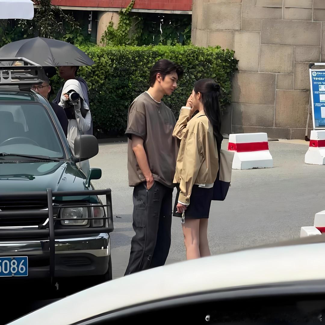 第一次见和关晓彤身高超搭的男明星，林一这得多高啊。
