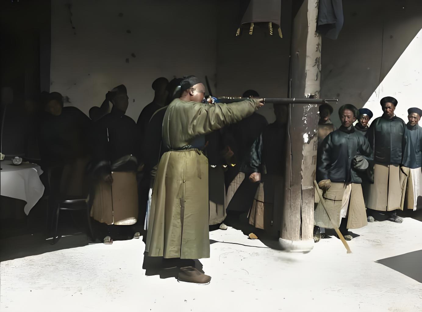 清末廊下，穿官袍的基层武官端着老抬枪摆架势——枪托没贴肩，准星对空。身后巡防营兵