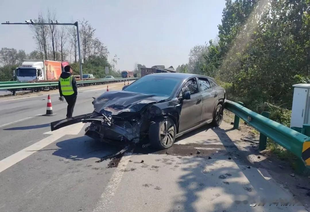 比亚迪硬不硬，你我说了都不算，实战是检验硬不硬的唯一真理。比亚迪海豹遭重大事故，