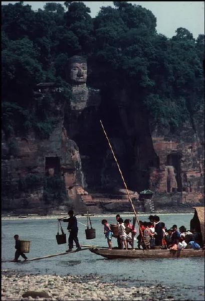 1980年，法国摄影师布鲁诺·巴贝拍摄的四川乐山大佛，那时候门票只要5分钱，游客