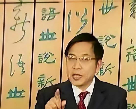 “中医不灭，天理难容？”中南大学的教授张功耀曾发起万人签名，要求取消中医药，这是